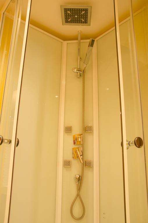 Le Saint Leonard...Il Est Jaune องเฟลอร์ ภายนอก รูปภาพ