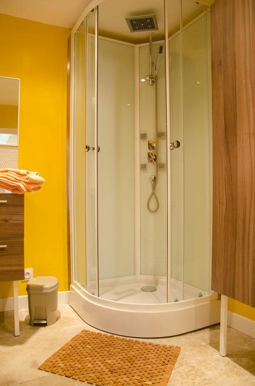 Le Saint Leonard...Il Est Jaune องเฟลอร์ ภายนอก รูปภาพ